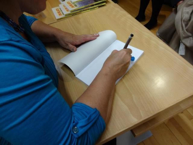 LAMARI DEDICANDO SU LIBRO